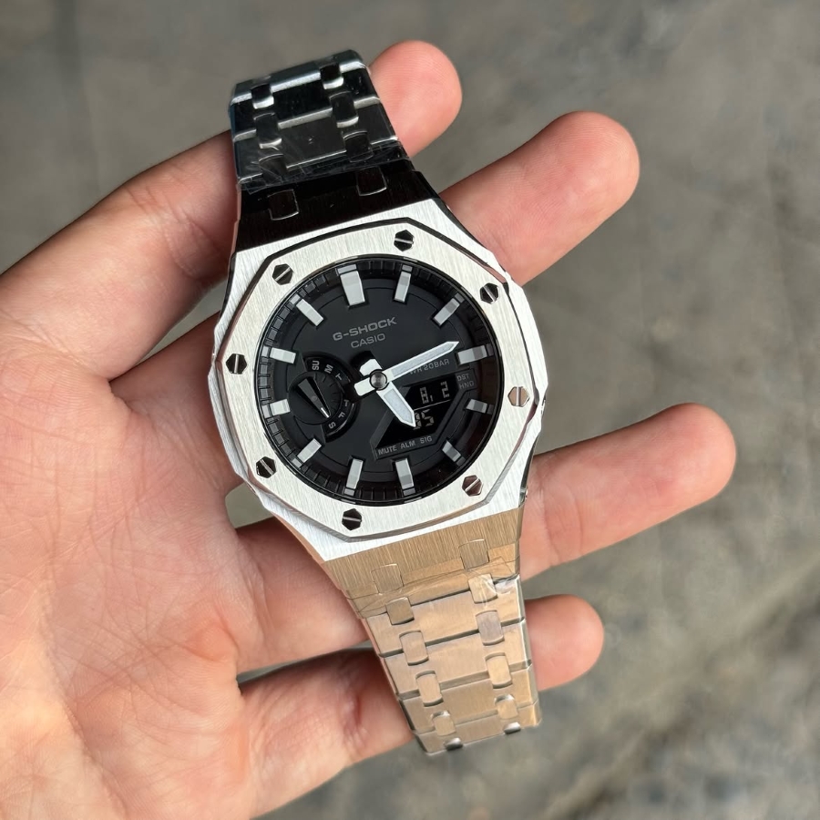 Các chi tiết kim loại trên GA-2100 custom được hoàn thiện tỉ mỉ.