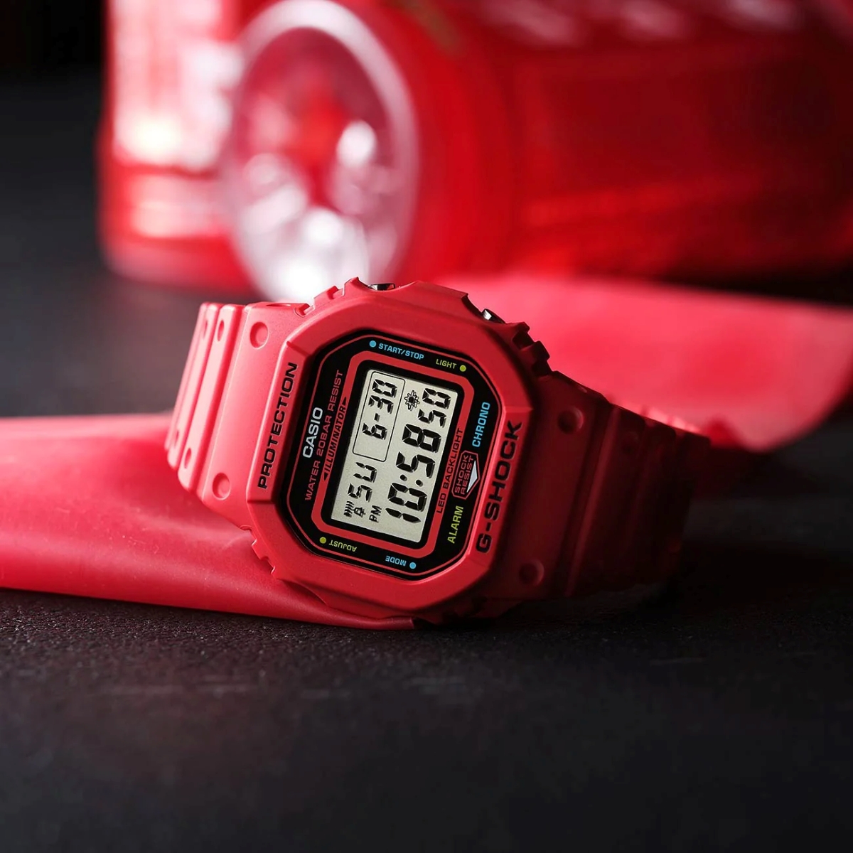 Mẫu G-Shock DW-5600EP-4 màu đỏ nổi bật.