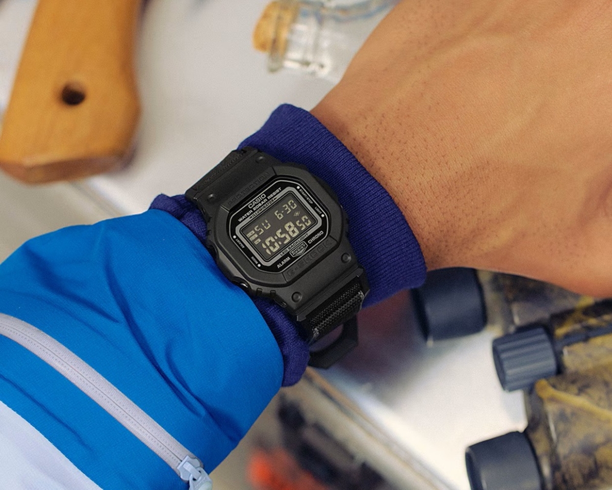 G-Shock DW-5600MNC-1 dây vải màu đen cá tính.