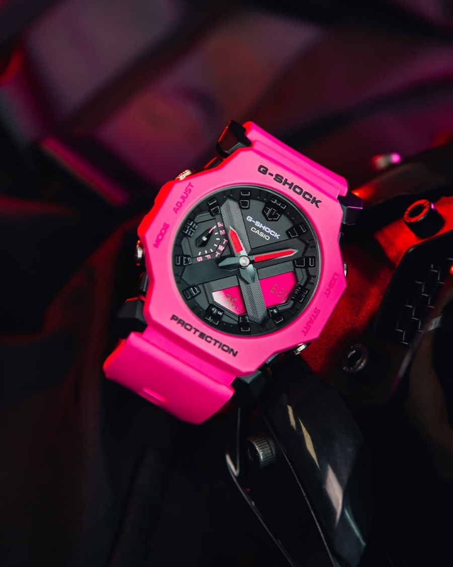 GA-2300-4A nổi bật với phần vỏ và dây mang sắc hồng tươi.