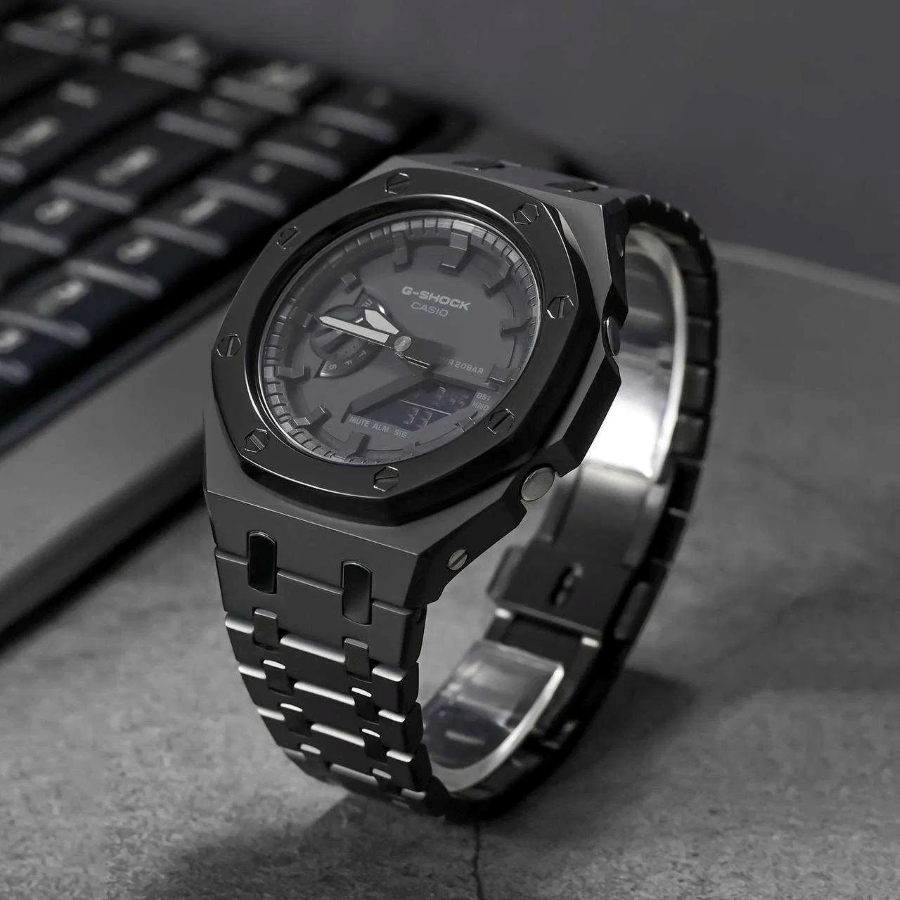 Mẫu GA-2100 làm từ kim loại phù hợp cổ tay trung bình lớn.