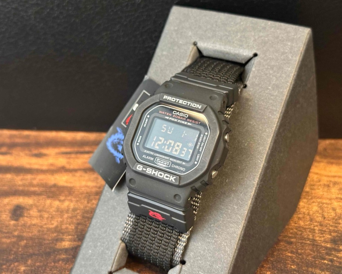 Đồng hồ G-Shock DW-056USV-1T dùng dây nylon khóa dán Velcro.