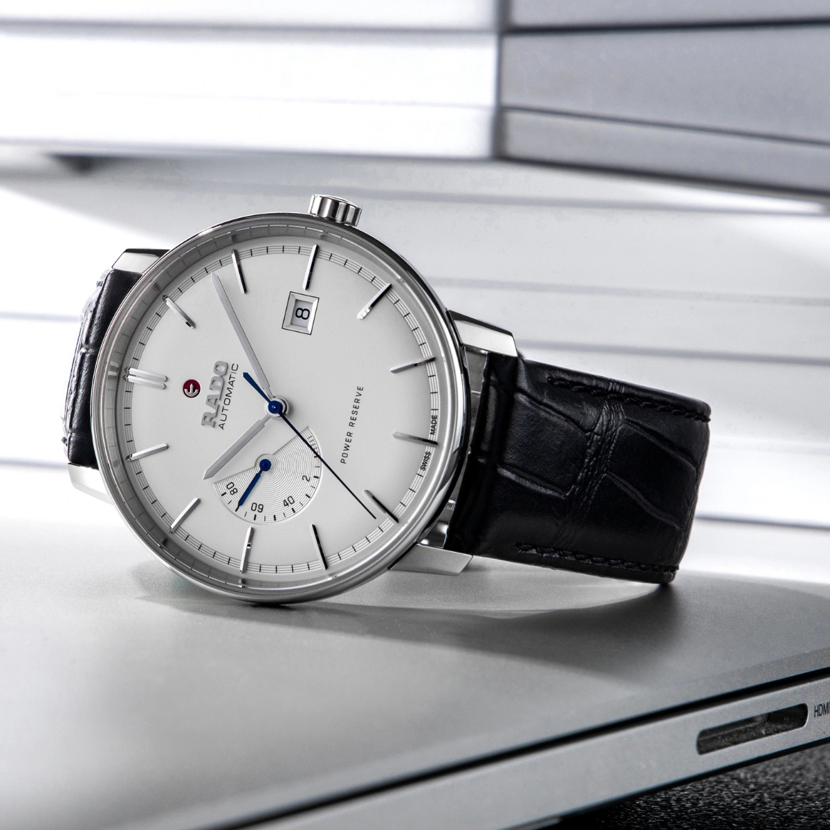 Coupole Automatic Power Reserve R22878045 với ô hiển thị mức trữ cót trên mặt số.
