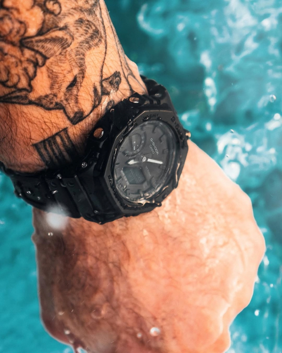 Đồng hồ G-Shock GA-2100-1A1 chính hãng có khả năng chống nước 20ATM.