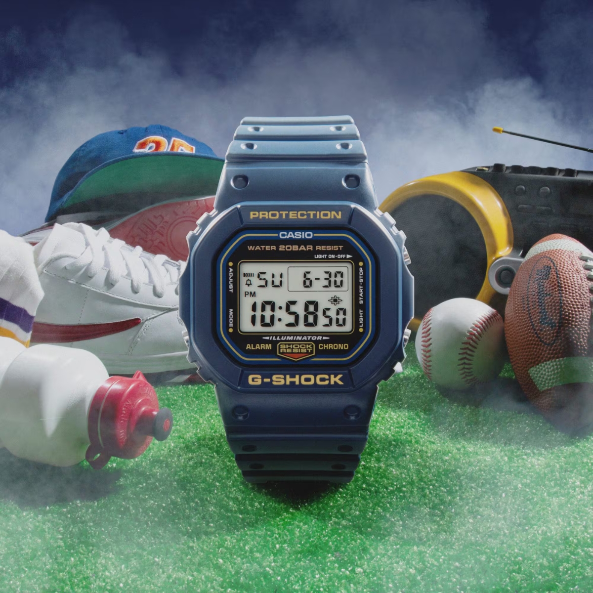 Đồng hồ mặt vuông G-Shock DW-5600 màu xanh.