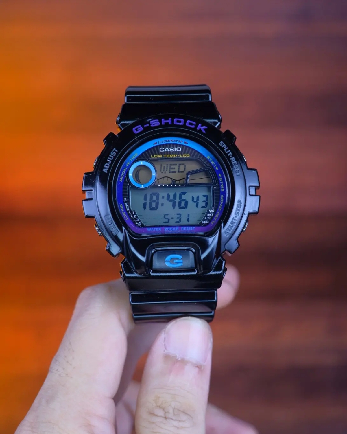 Đồng hồ GLX-6900 có form mặt tròn Triple Graph.