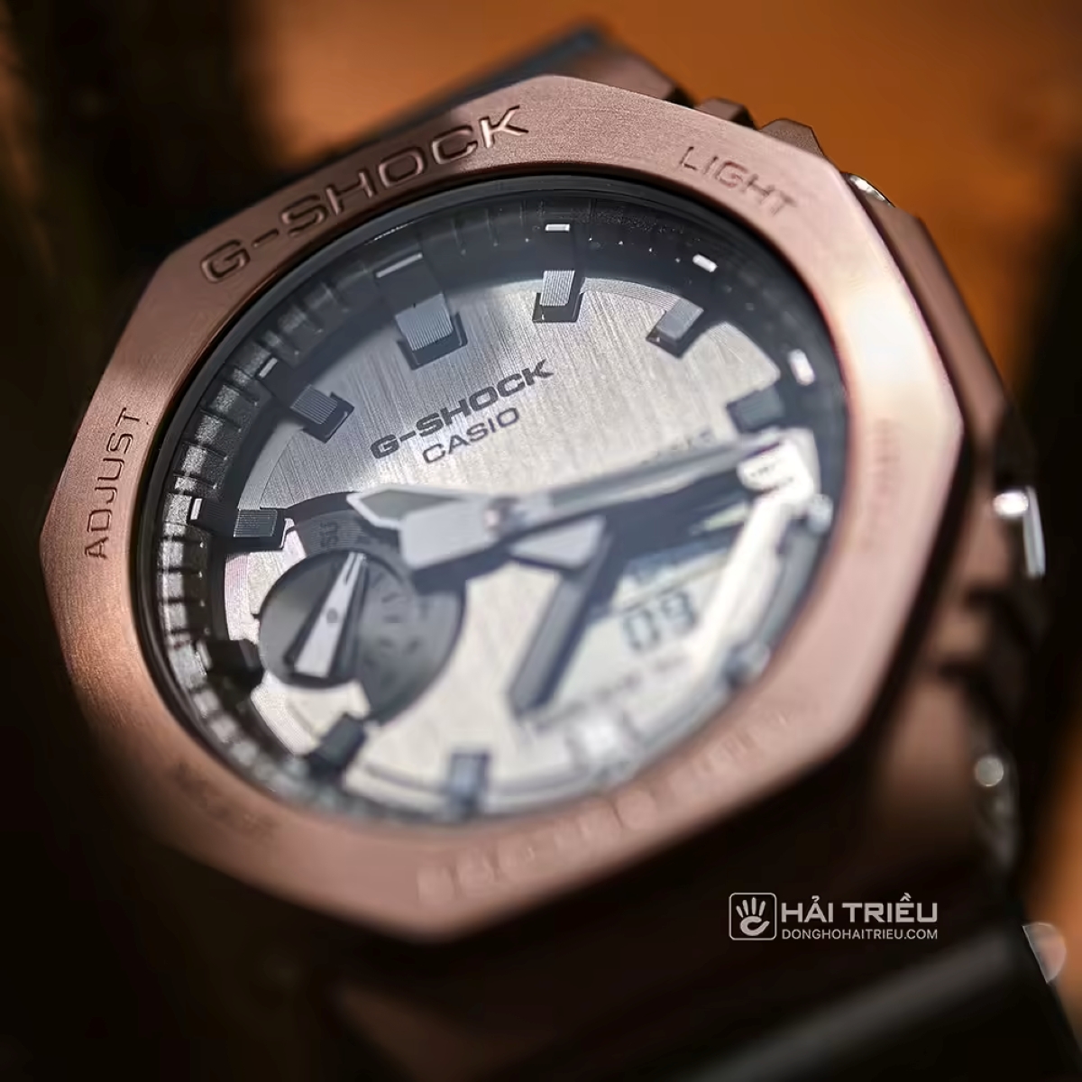 Phần gờ kim loại giúp đồng hồ G-Shock GM trông chắc chắn.