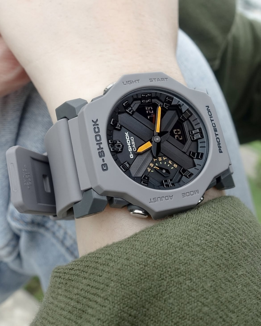 GA-2300-8A với màu xám chủ đạo, dễ đeo nhưng vẫn tạo khác biệt.
