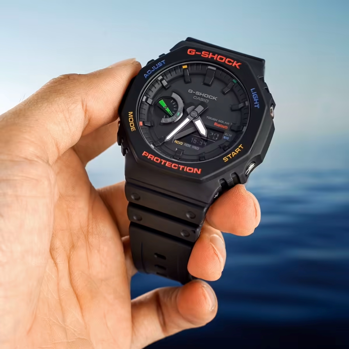Mẫu G-Shock GA-B2100FC-1ADR mặt bát giác trẻ trung.