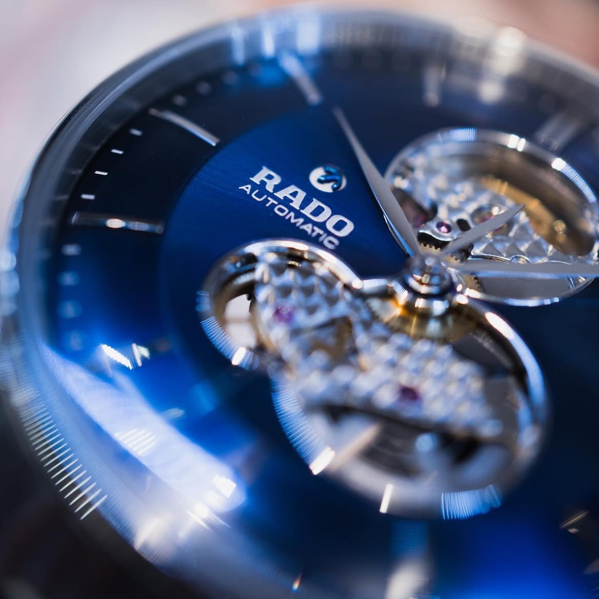Cận cảnh thiết kế bán lộ cơ đồng hồ Rado R22895215.