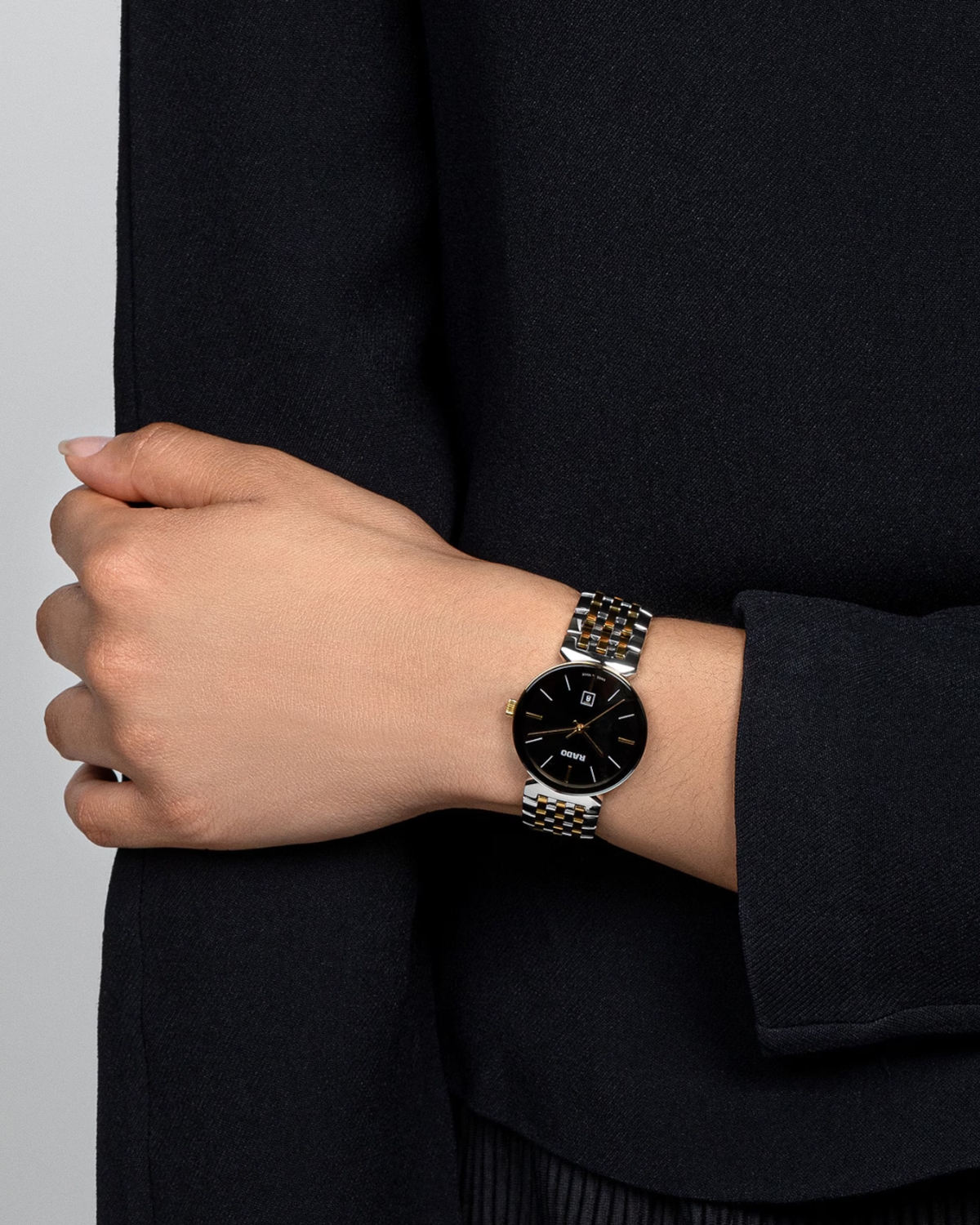 Mẫu Rado R48913153 thiết kế tối giản.