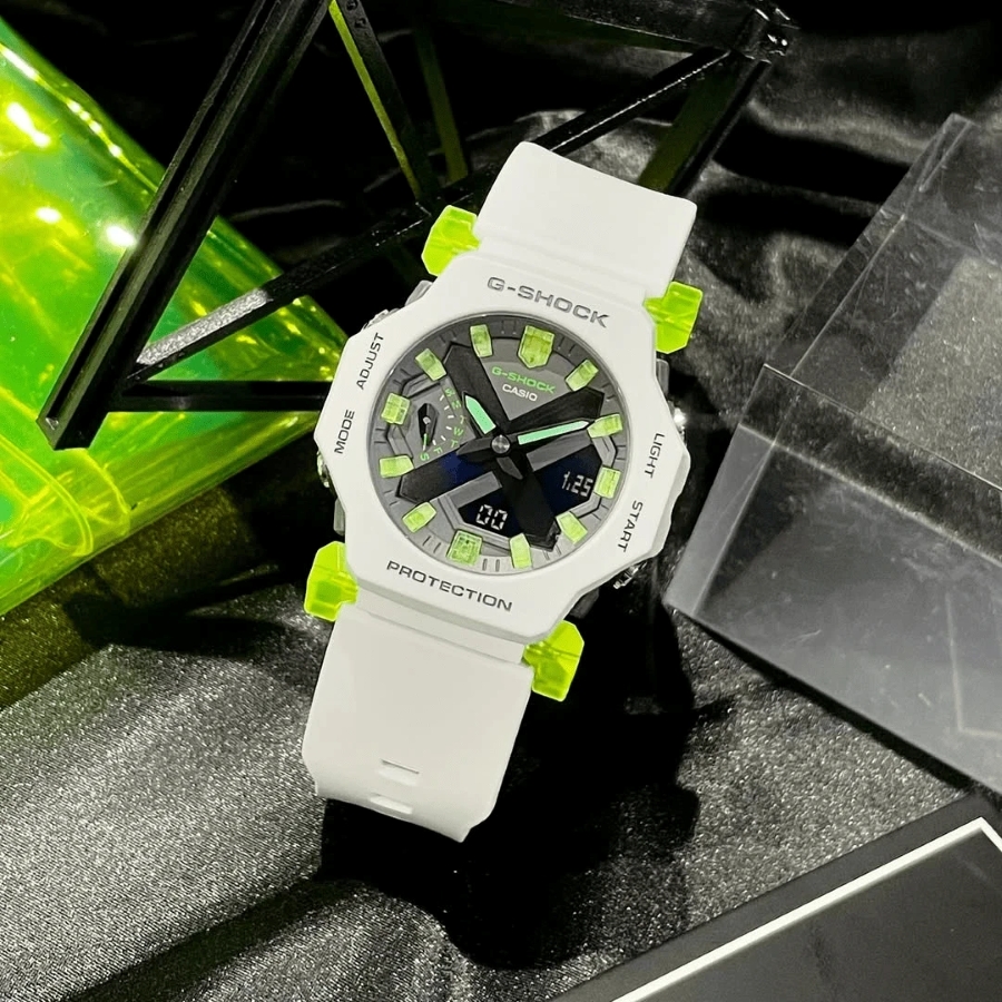 Mẫu GA-2300MW-8A với các chi tiết vàng neon trong suốt nổi bật.