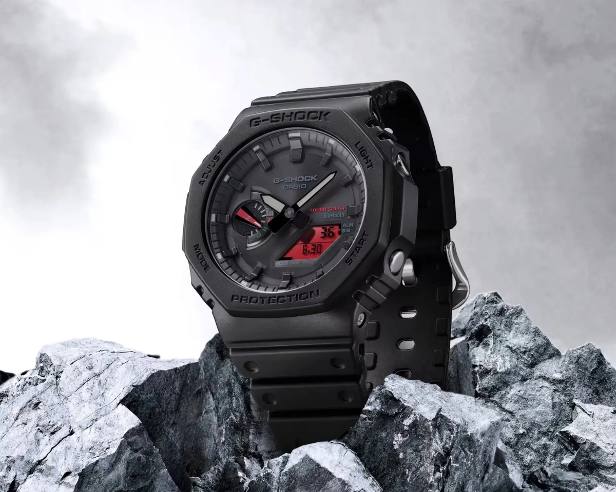 Đồng hồ G-Shock màu đen đỏ mặt bát giác.