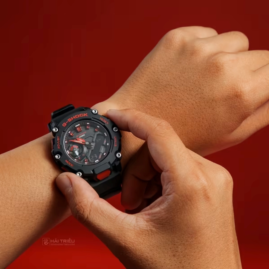 Đeo G-Shock GA-2200BNR-1ADR trên tay.