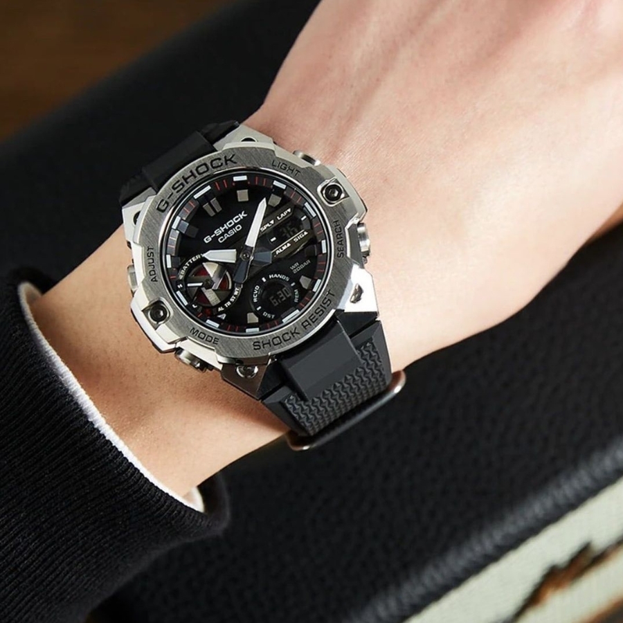 Đeo trên tay dòng đồng hồ G-STEEL của Casio.