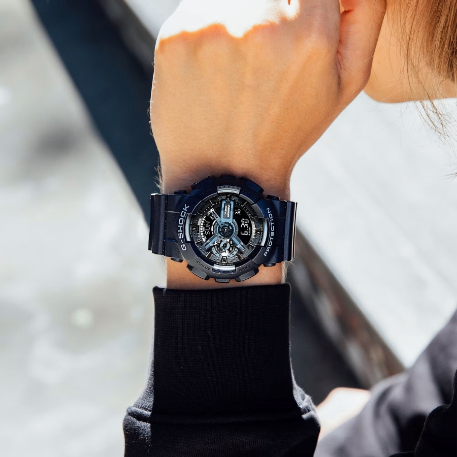 Đồng hồ G-Shock GA-110-1BDR trên cổ tay nữ.