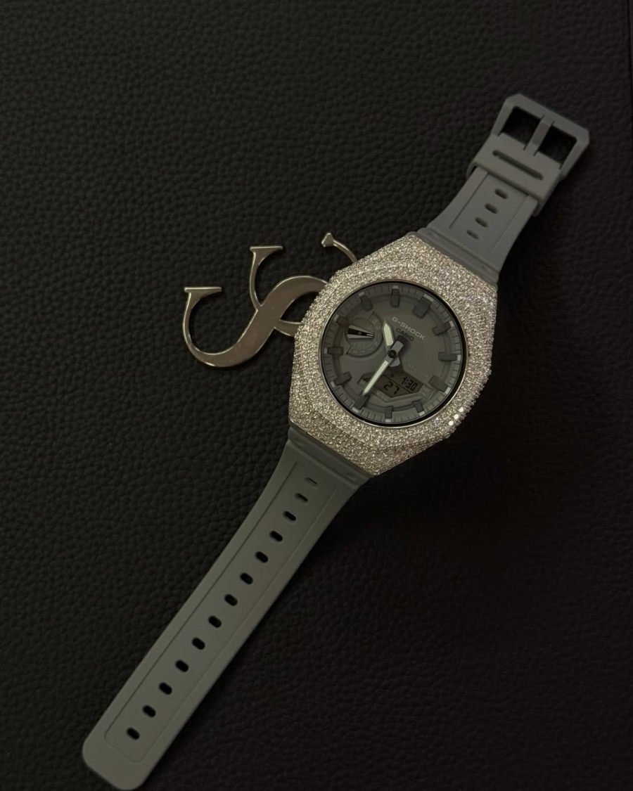 Đồng hồ GA bát giác custom đính kim cương sang trọng.