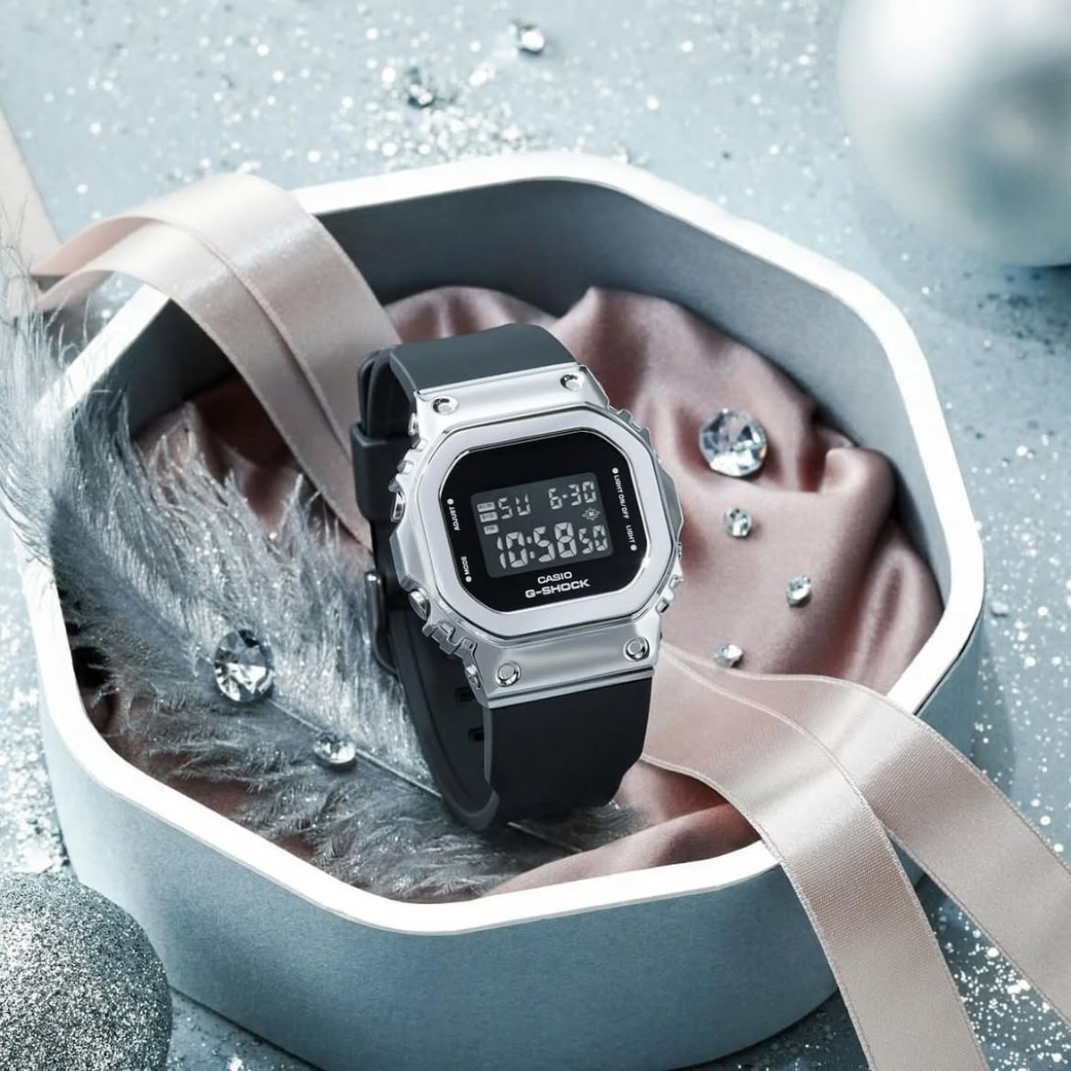 G-Shock GM-5600 viền kim loại.