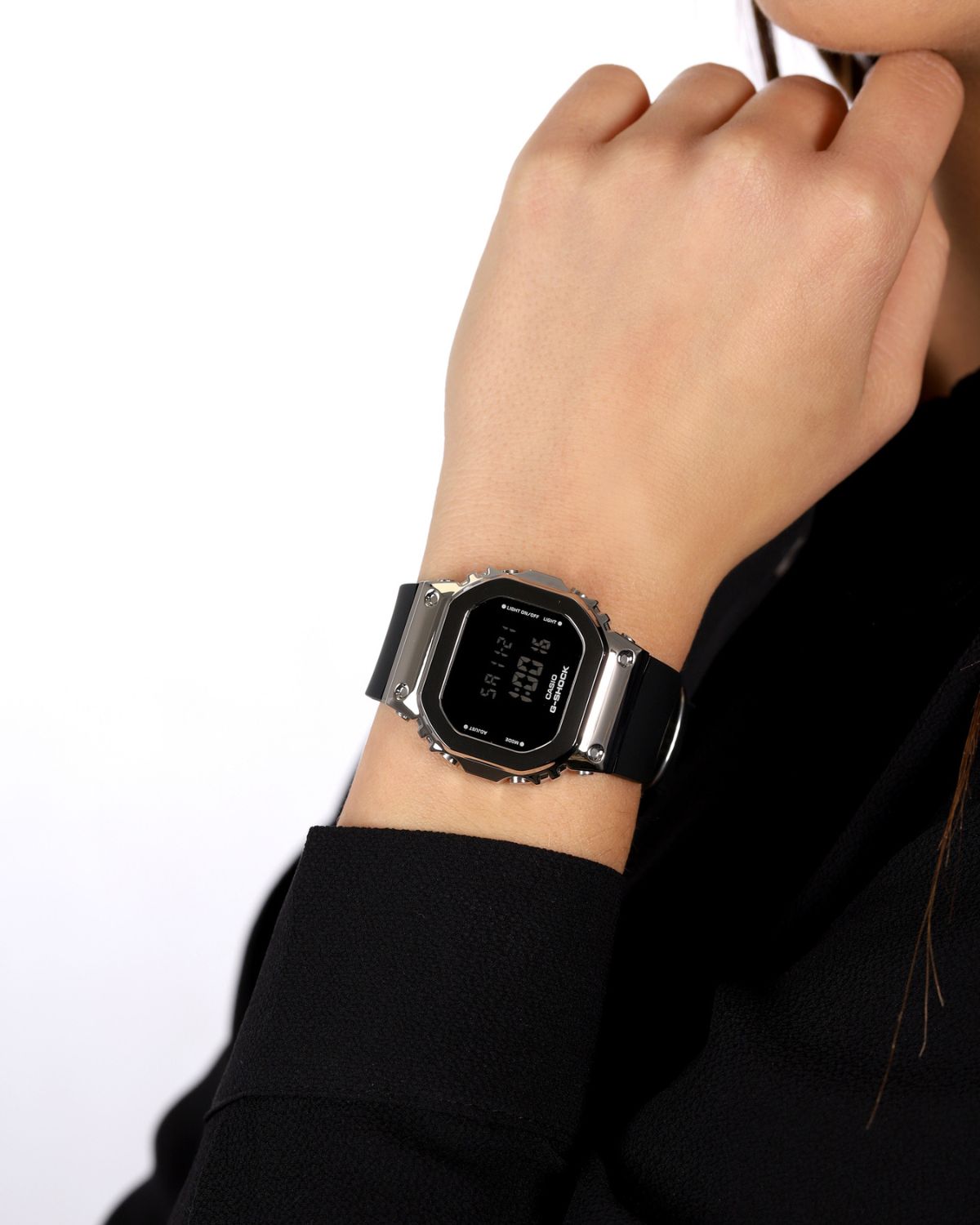 G-Shock GM-S5600-1DR màu đen viền kim loại trên cổ tay nữ.
