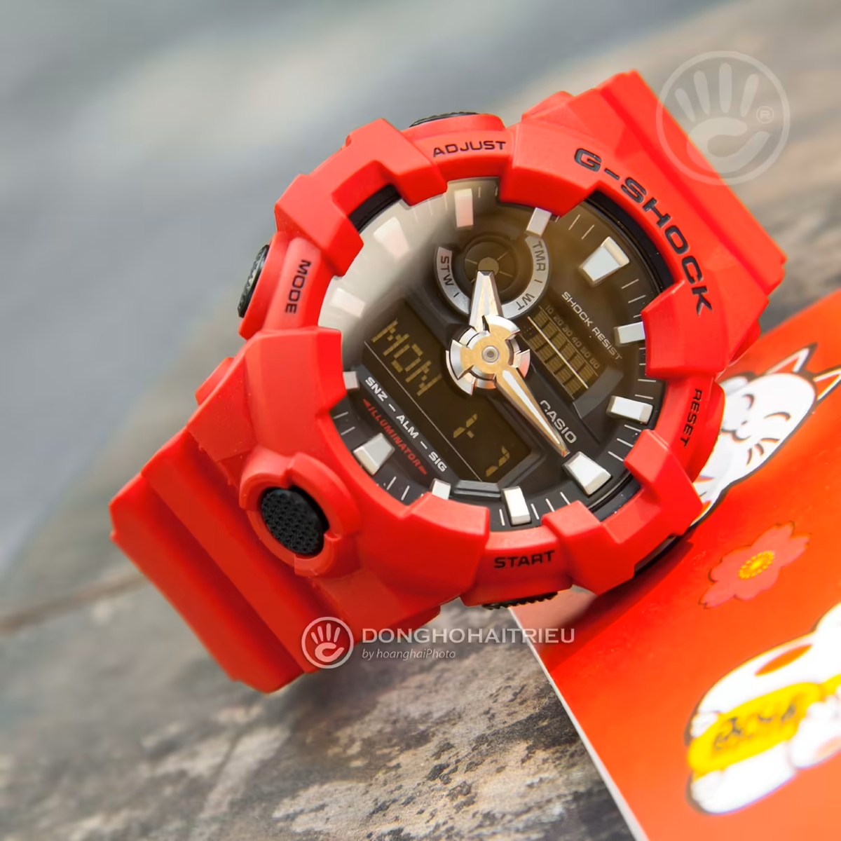 Cận cảnh mặt đồng hồ G-Shock GA-700-4ADR màu đỏ rực rỡ.