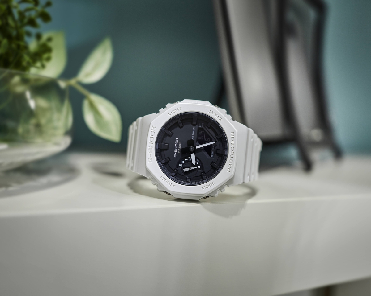 Mẫu GA-2100-7A có vỏ và dây trắng, mặt đen tương phản dễ nhìn giờ.