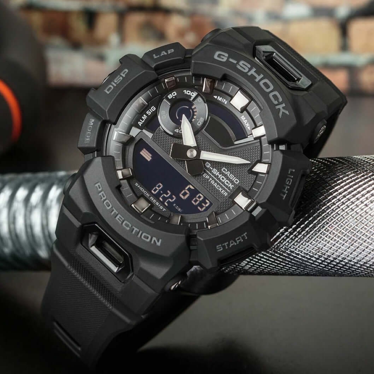 Mẫu G-Shock GBA-900-1ADR có kết nối Bluetooth.