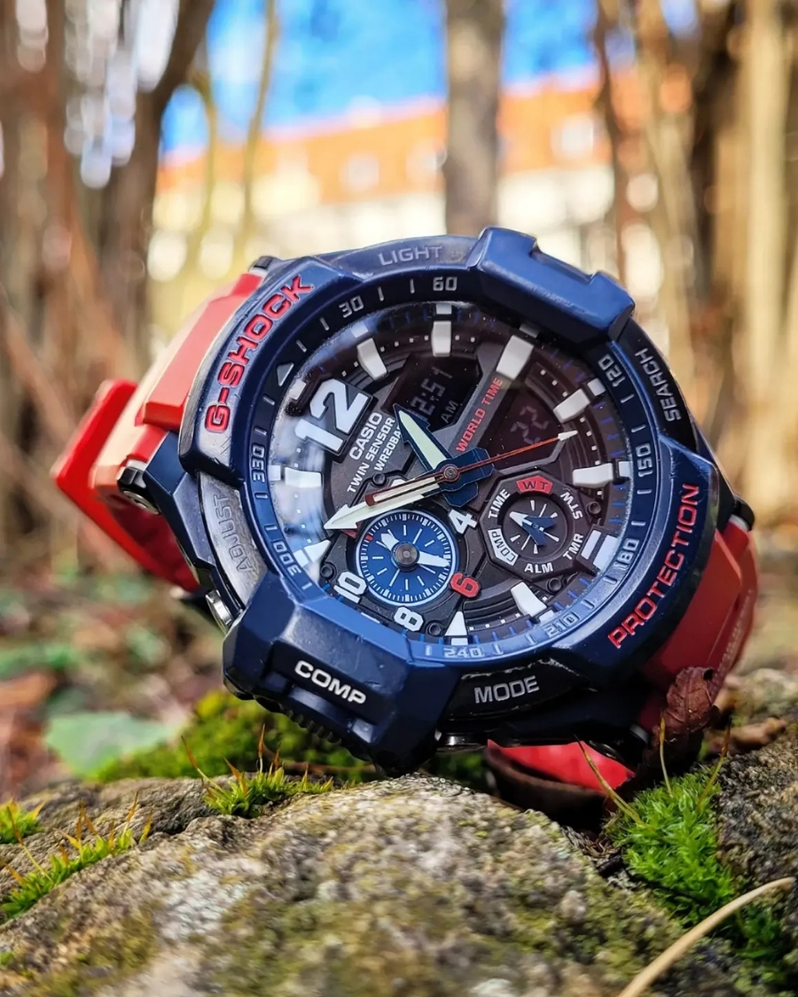G-Shock GA-1100-2ADR có mặt số cỡ lớn kết hợp giữa kim Analog và màn hình điện tử LCD.