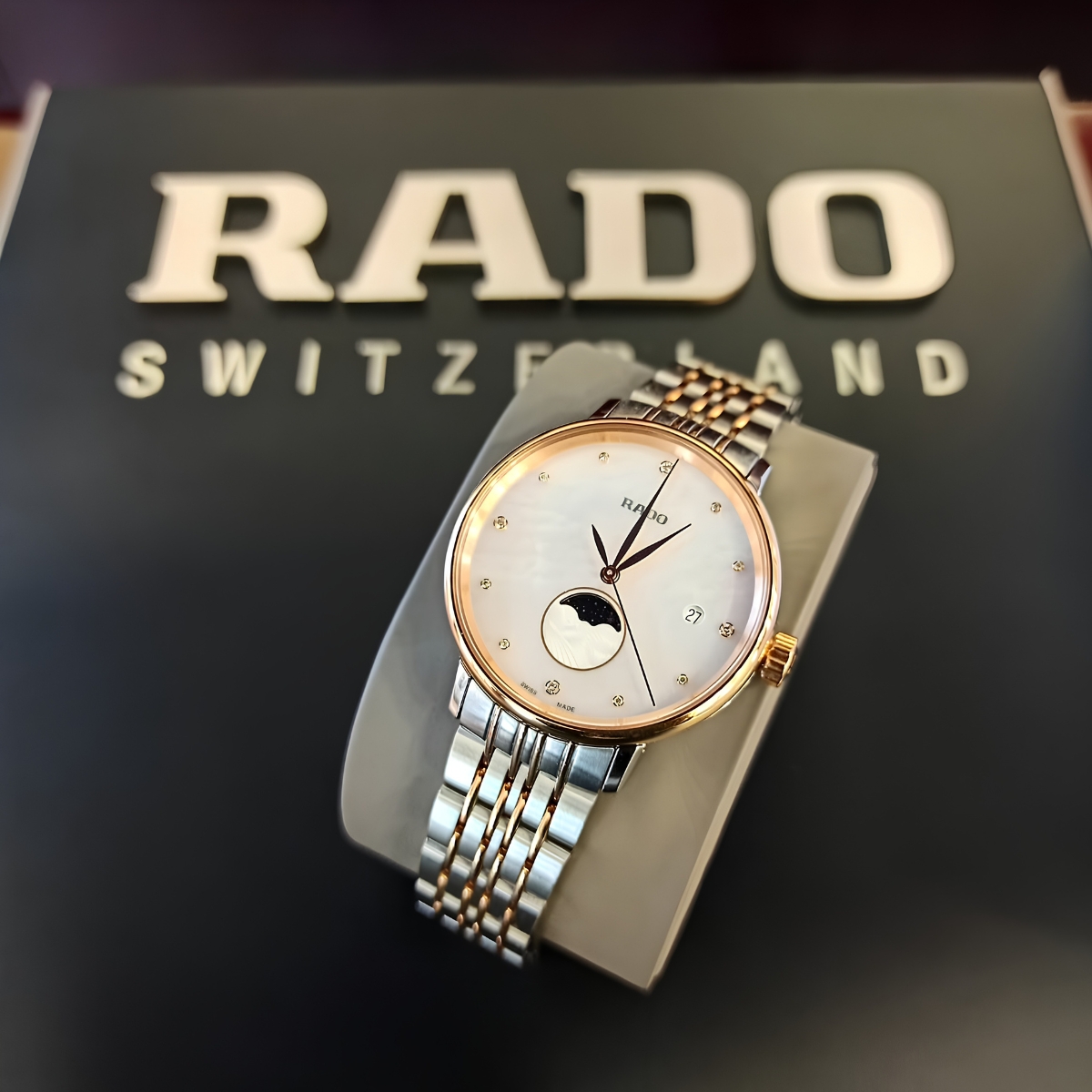 Rado Coupole R22883923 mỏng nhẹ dễ đeo.