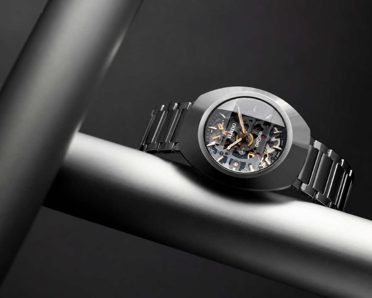 Mẫu đồng hồ R12162153 sử dụng bộ máy R808 của Rado.