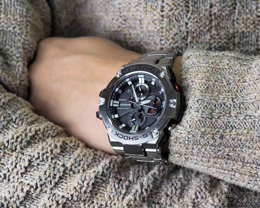 Đồng hồ G-Shock GST với phần bezel kim loại sang trọng.
