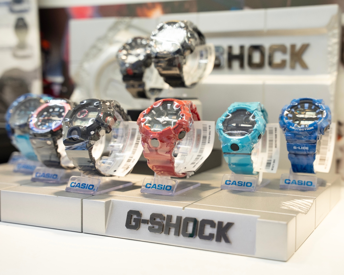 Đồng hồ G-Shock được bọc nilon bảo vệ trong quá trình trưng bày.
