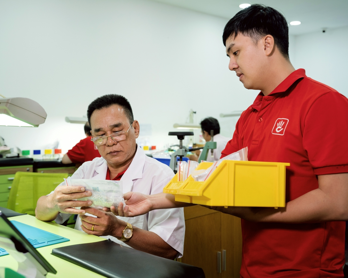 Kỹ thuật viên Hải Triều tiếp nhận thay pin Rado Florence Quartz.
