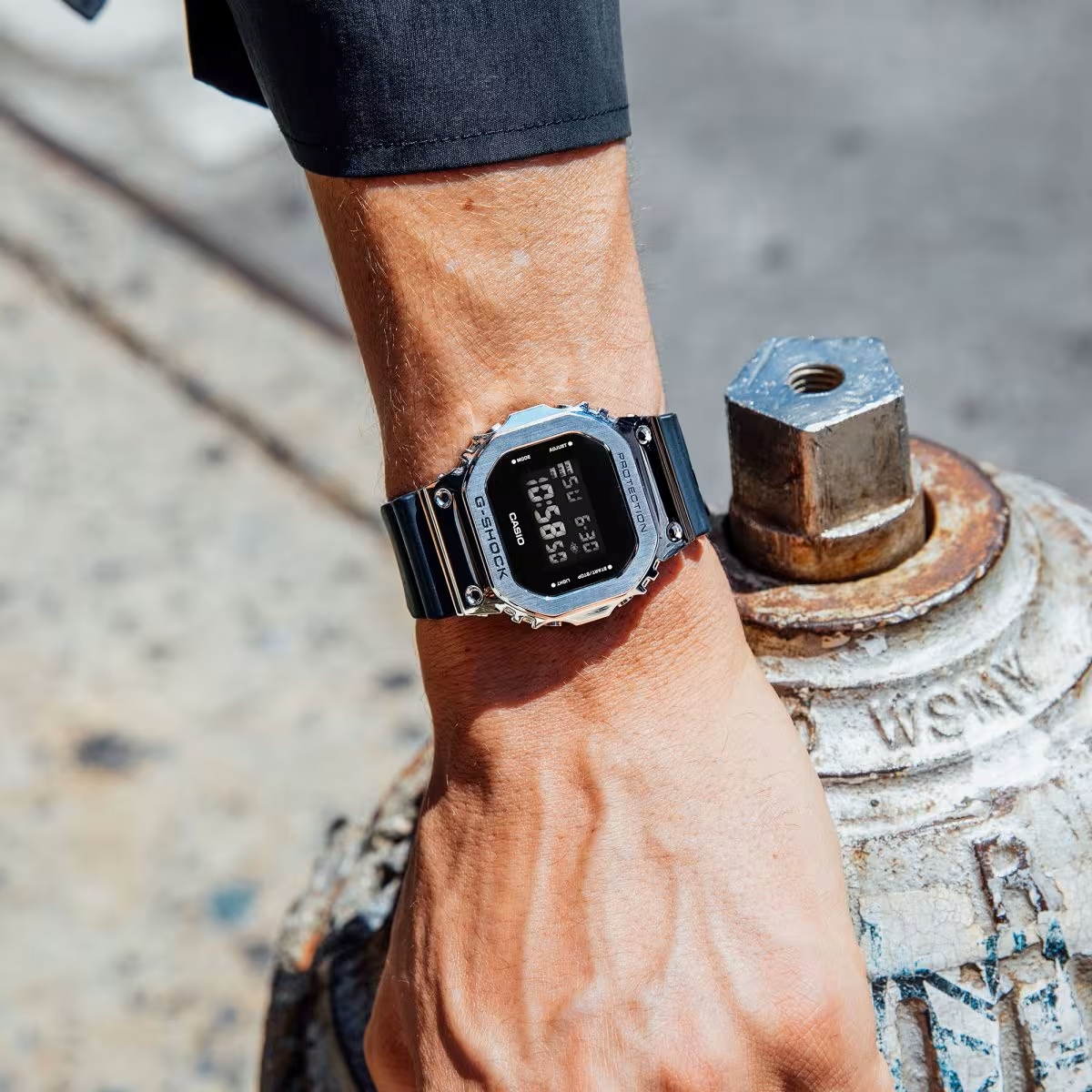 Đồng hồ G-Shock GM-5600-1 mặt kim loại và dây nhựa resin.