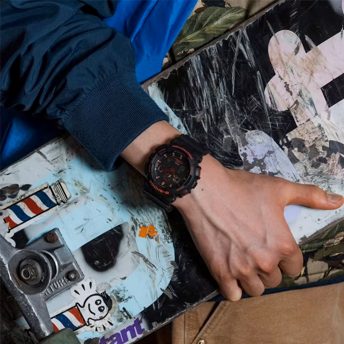 G-Shock GA-100BNR-1ADR cá tính nhưng vẫn phù hợp đeo hằng ngày.