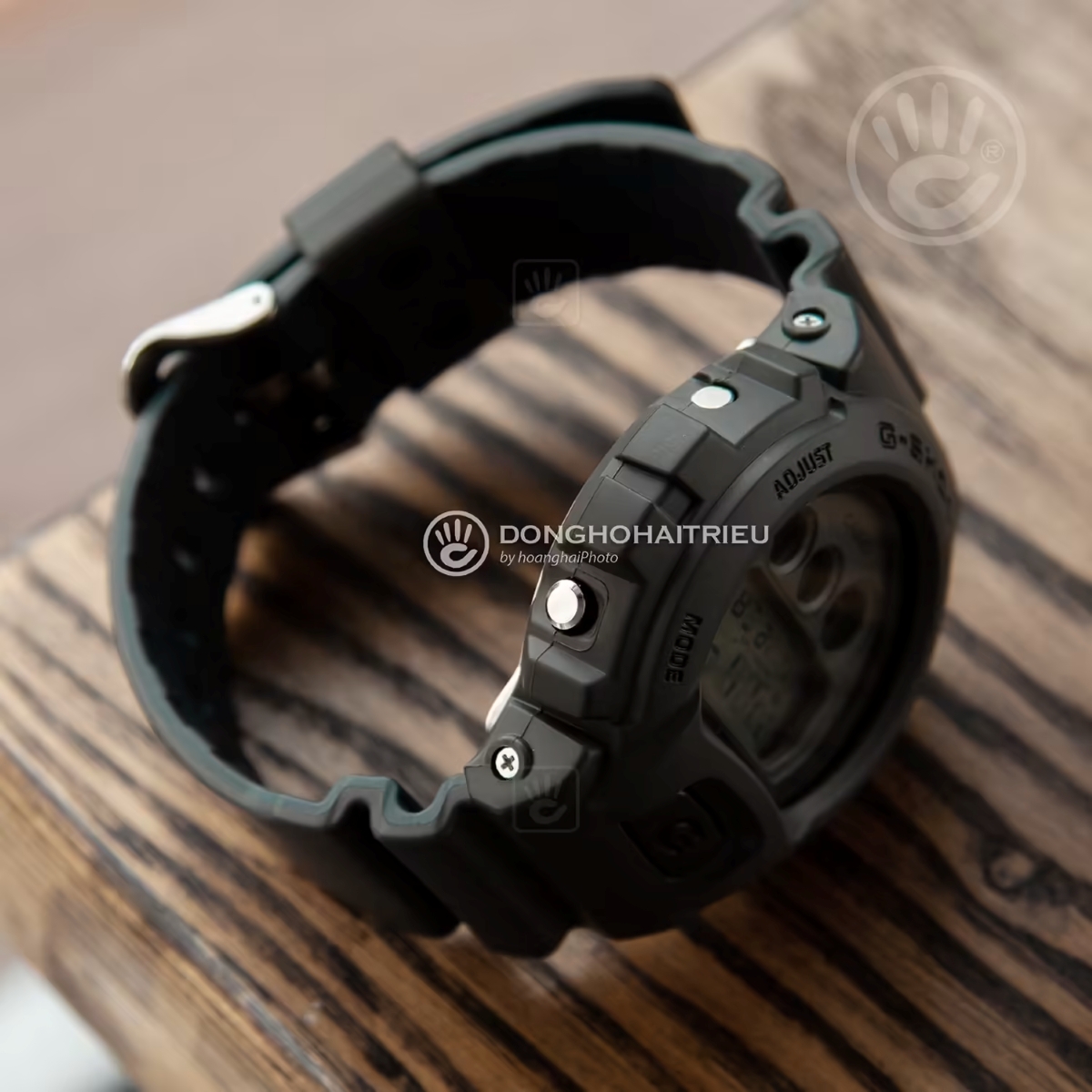 Đồng hồ Casio 6900 với phần gờ vỏ nhô cao bảo vệ mặt kính.