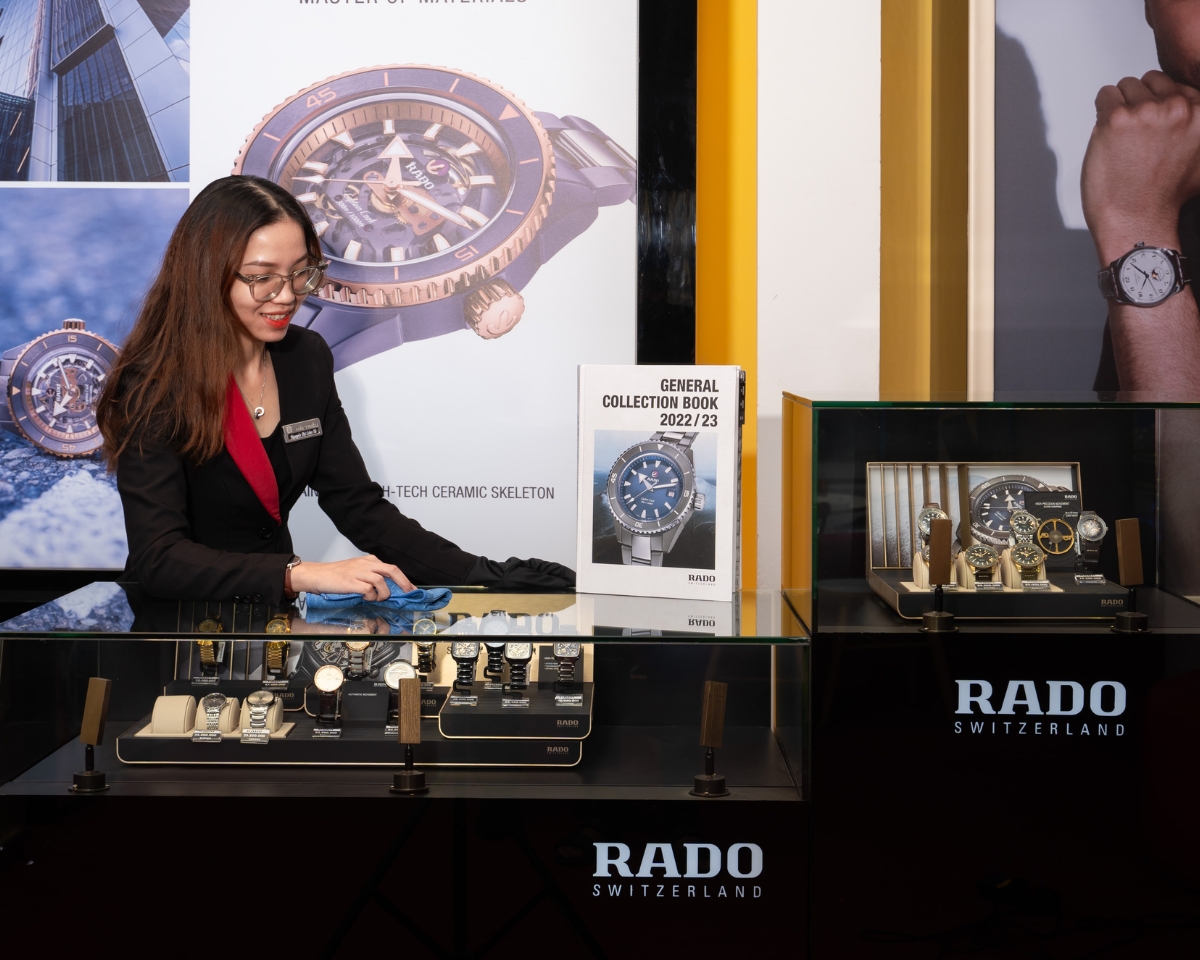 Không gian trưng bày đồng hồ Rado tại showroom Đồng Hồ Hải Triều.