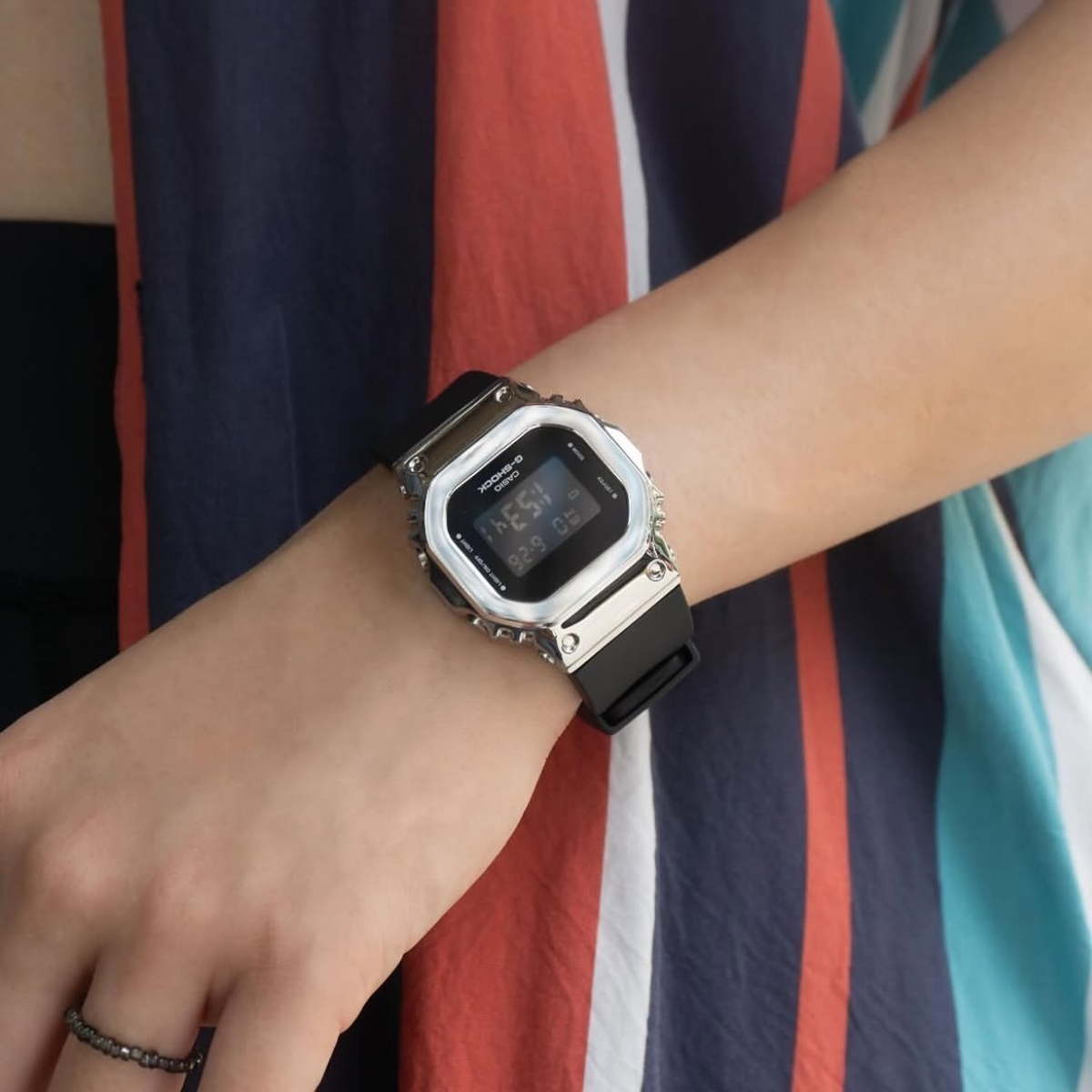 Mẫu G-Shock GM-S5600-1 phù hợp cổ tay nhỏ.