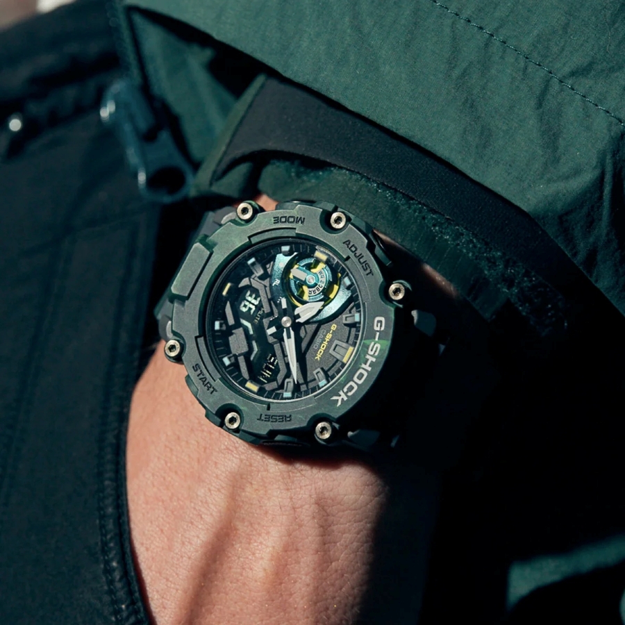 Mẫu GA-2200MFR trên tay nam.