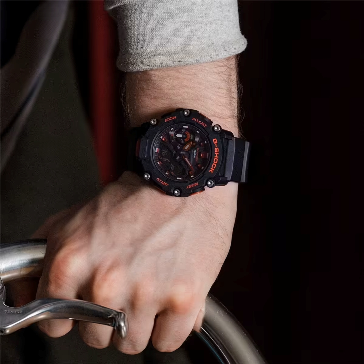 Đồng hồ G-Shock đen GA-2200BNR-1ADR trên cổ tay nam.