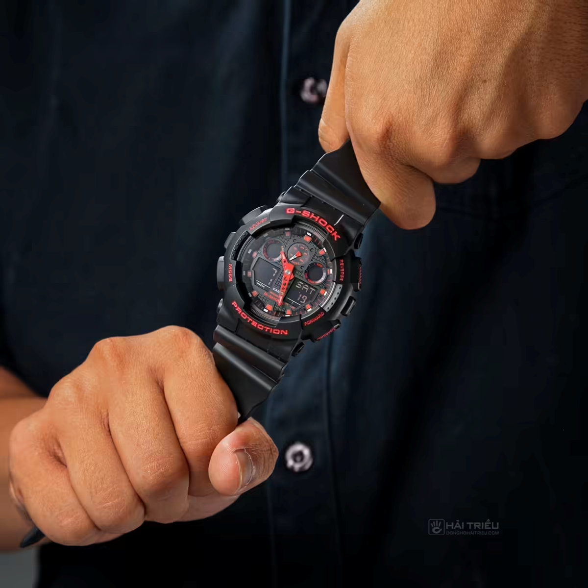 Casio G-Shock GA-100BNR-1ADR được chế tác từ vật liệu resin bền bỉ.
