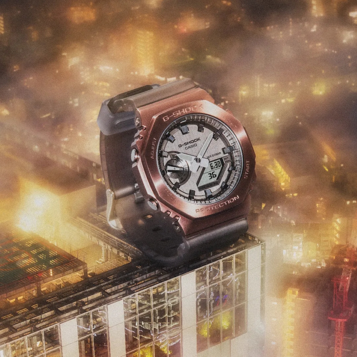 Mẫu G-Shock GM-2100MF-5ADR tiêu chuẩn mặt kim loại và dây nhựa resin.