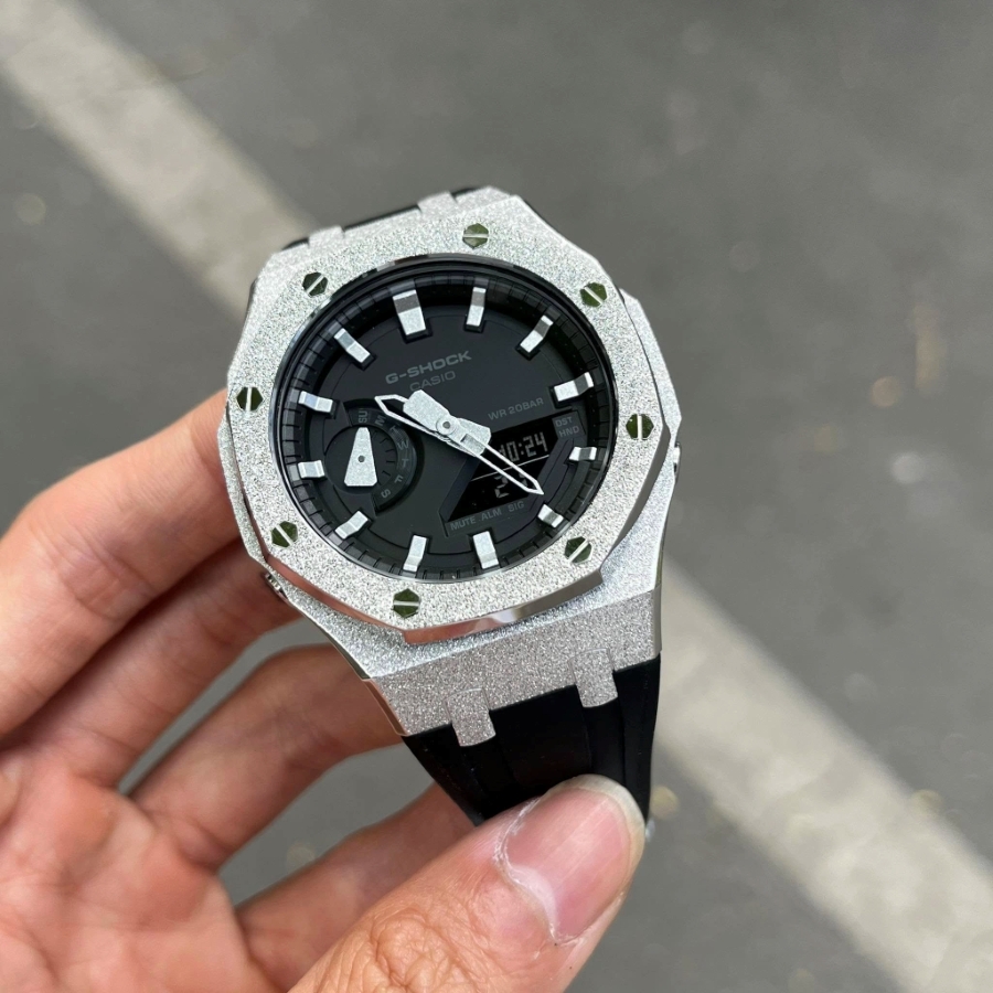 Mẫu GA-2100 được custom viền kim loại lấp lánh.