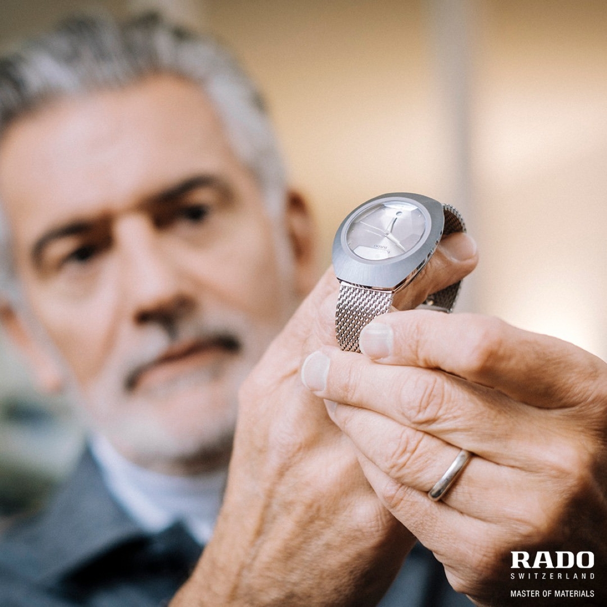 Nhà thiết kế Alfredo Häberli cùng chiếc đồng hồ phiên bản đặc biệt kỷ niệm 60 năm.