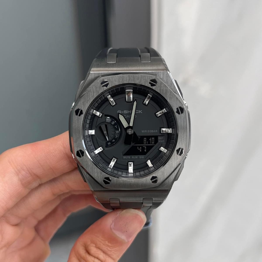 Đồng hồ G-Shock GA-2100 bề mặt kim loại xước.