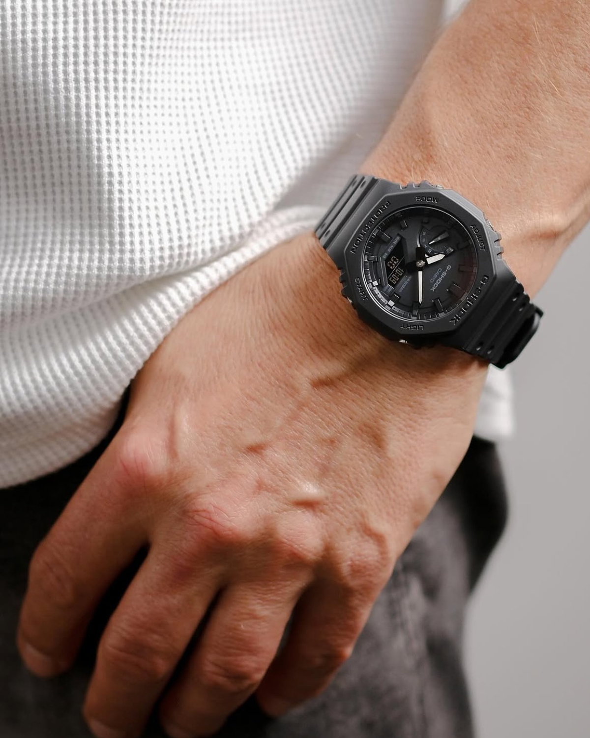 G-Shock GA-2100-1A1DR thiết kế bát giác dễ nhận diện.