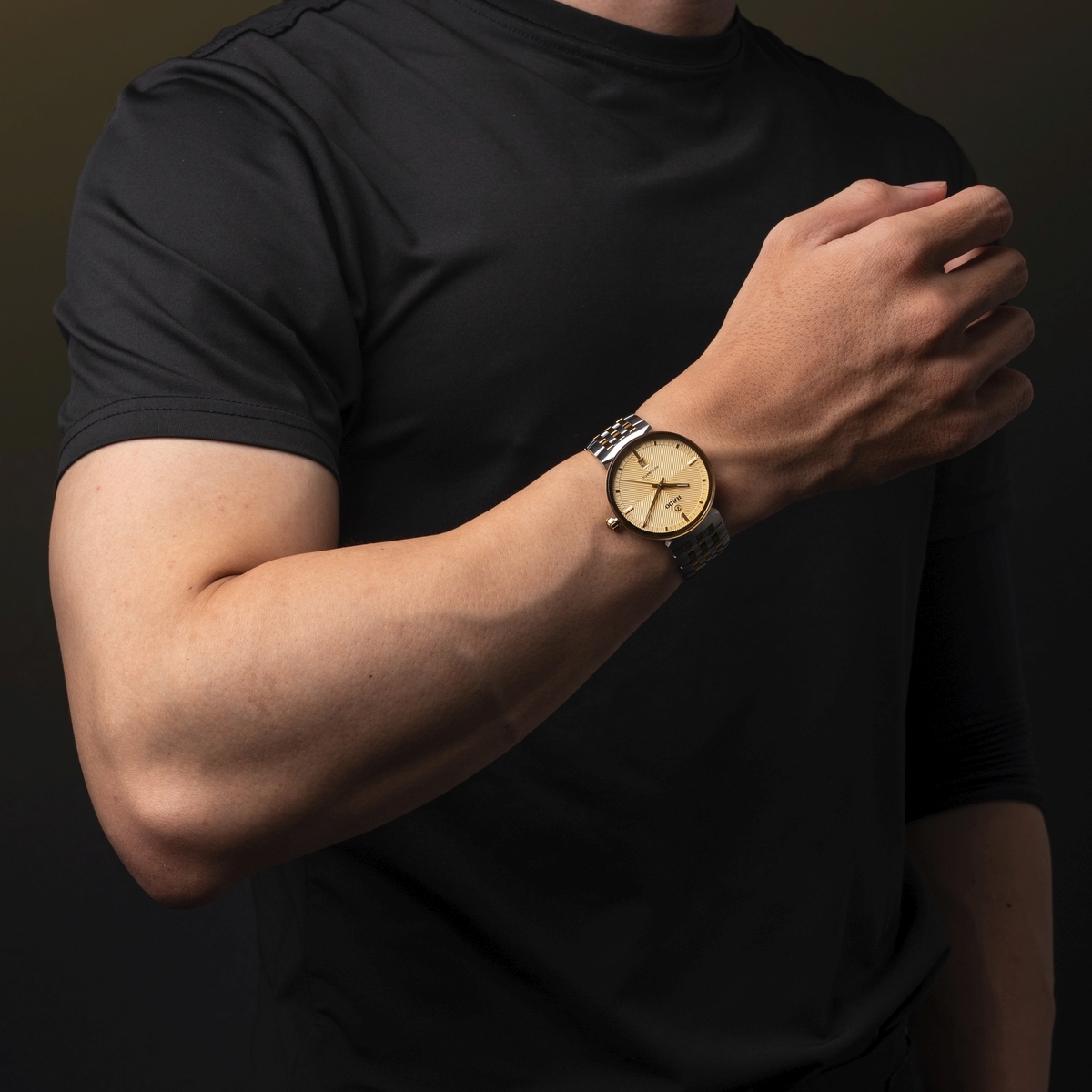 Đồng hồ Rado R48903253 mặt vàng gold sang trọng.