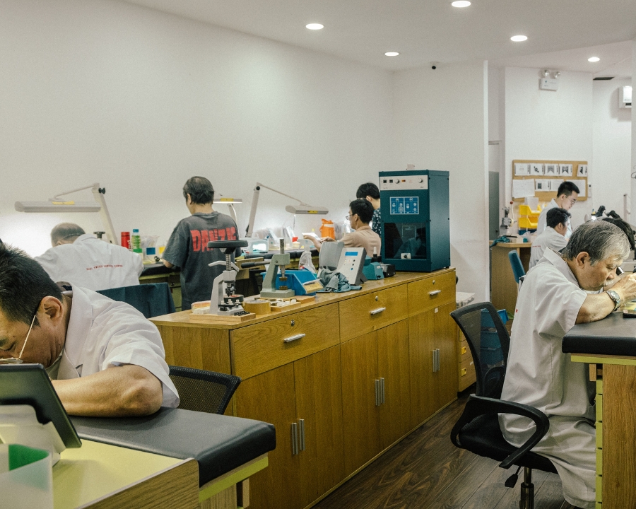 Đội ngũ kỹ thuật viên giàu kinh nghiệm tại Trung Tâm Bảo Dưỡng Đồng Hồ Hải Triều.
