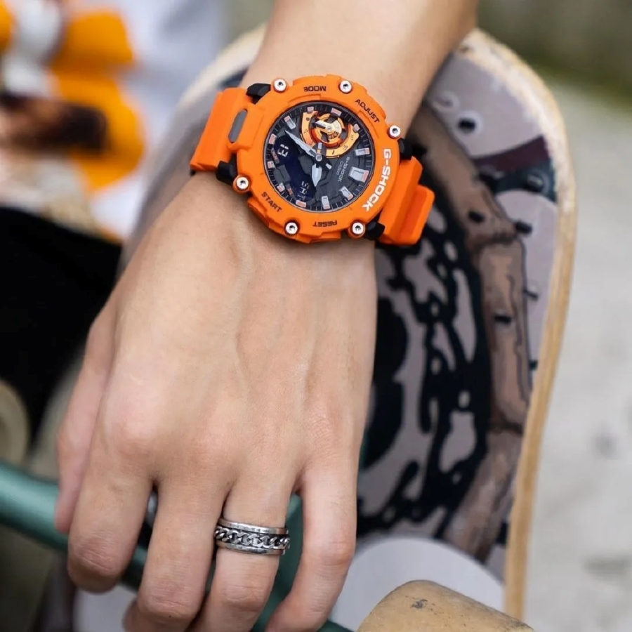 Đồng hồ GA-2200M màu cam nổi bật.