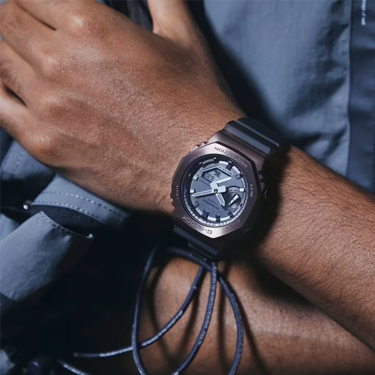 G-Shock GM-2100MF-5ADR mặt kim loại nhưng vẫn gọn nhẹ nhờ dây resin.