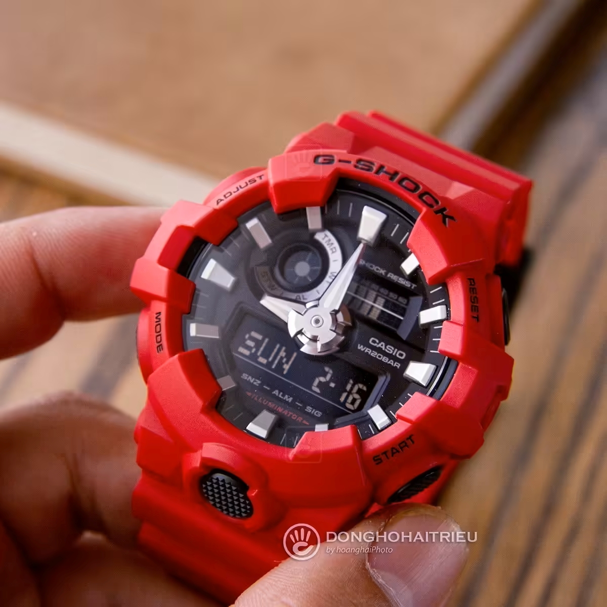 G-Shock GA-700-4ADR phối màu đen đỏ nổi bật.